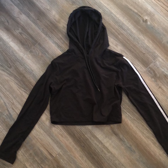 Long sleeve crop top with hoodie. - Picture 2 of 4